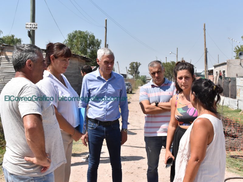 Fabian Cagliardi y la secretaria de Integracion Socio Urbana pasearon por obras en barrios 5