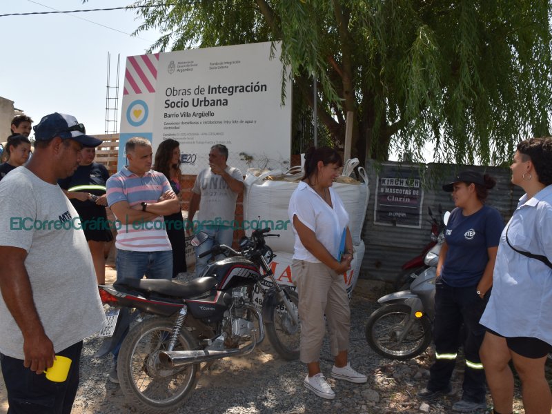 Fabian Cagliardi y la secretaria de Integracion Socio Urbana pasearon por obras en barrios 7