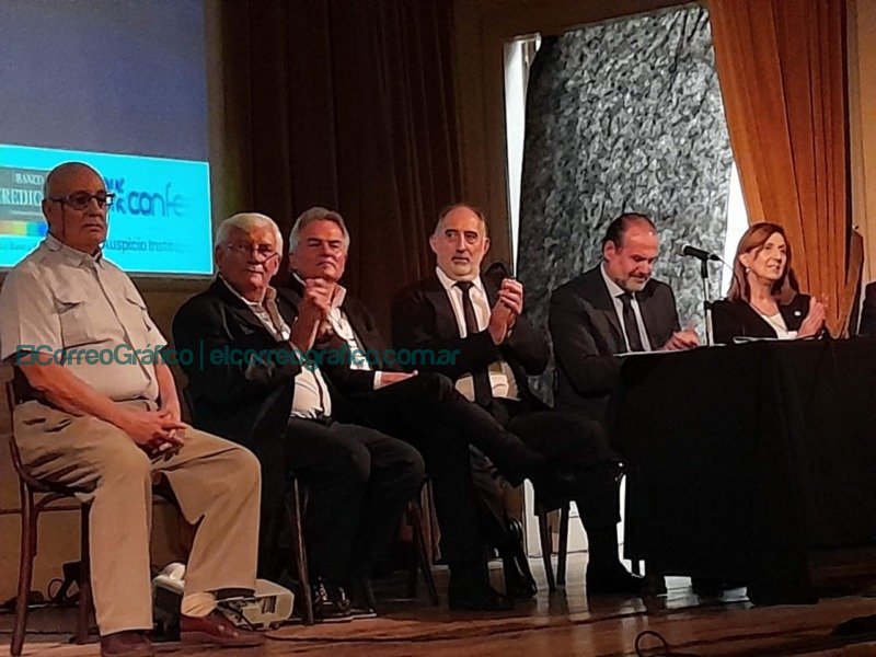 Ingenieros aseguran que "los combustibles fósiles tienen que financiar la transición" a energías renovables Ingenieros aseguran que "los combustibles fósiles tienen que financiar la transición" a energías renovables