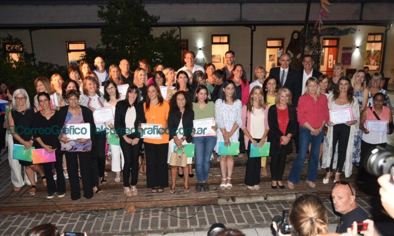 Julio Garro reconoció a mujeres platenses por su labor profesional y comunitaria Julio Garro reconocio a mujeres platenses por su labor profesional y comunitaria 2