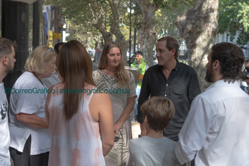 La Municipalidad de La Plata comenzó con la entrega de baldosas a 2 frentistas