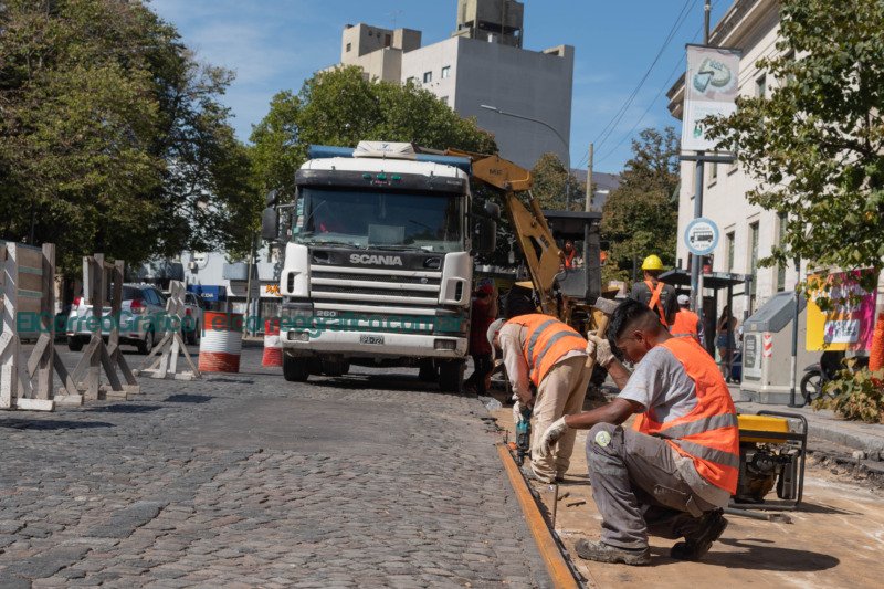 Obra historica en Plaza Rocha pavimentacion y recambio de paradas 2