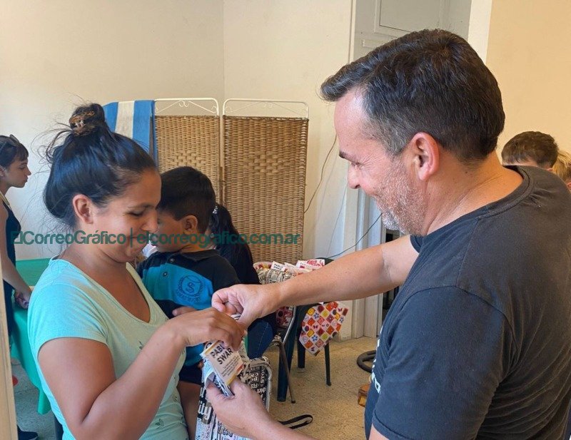 Pablo Swar llevo adelante la entrega de kits escolares