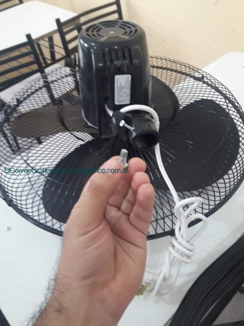 Se cayo un ventilador de ultima tecnologia de Mario Secco en la cabeza a una alumna 3