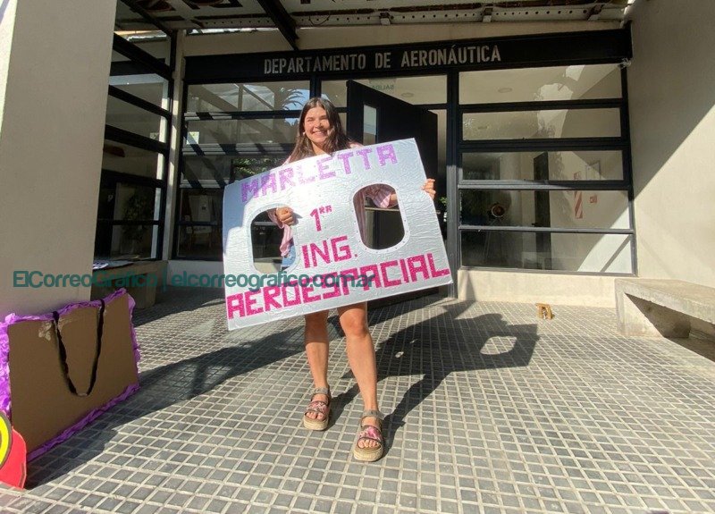 Valentina Marletta en la entrada del Departamento de Ingenieria Aeroespacial Se recibió en la UNLP la primera ingeniera aeroespacial del país
