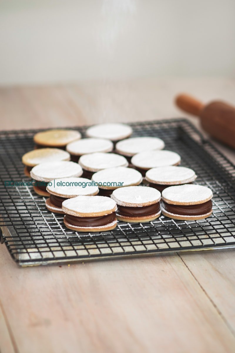 white and brown round coins on black metal tray alfajores mesas de dulces cumpleaños