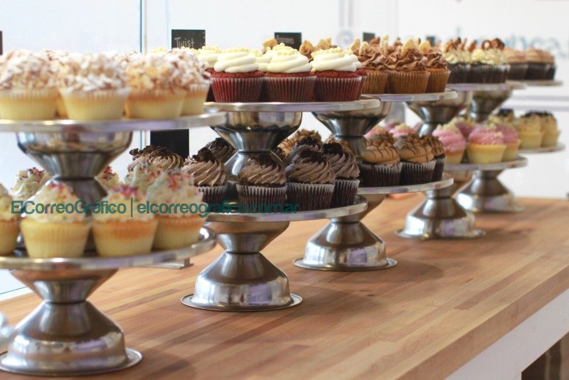 cupcakes placed on cupcake stands mesa de dulce cumpleaños