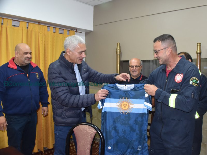 Cagliardi visitó la sede de Bomberos Voluntarios de Berisso 01