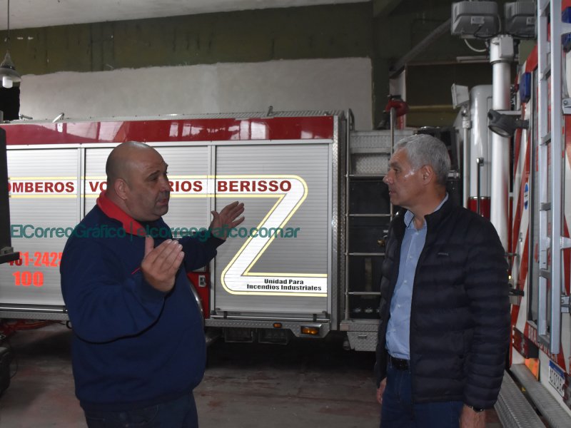 Cagliardi visitó la sede de Bomberos Voluntarios de Berisso 02