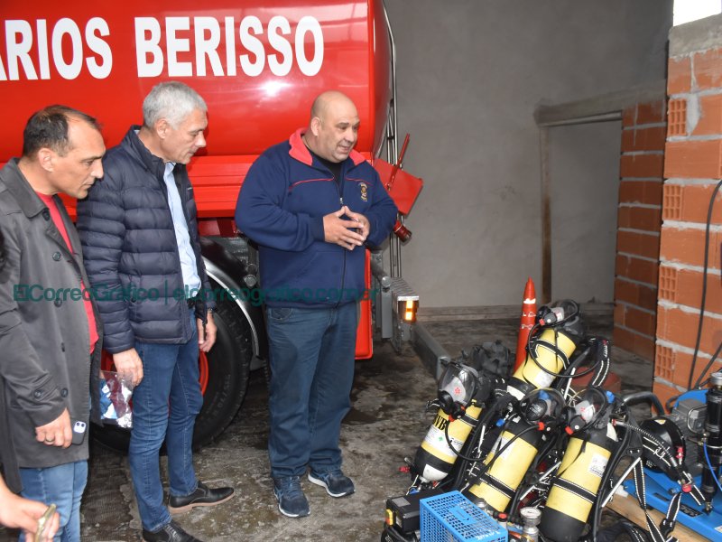 Cagliardi visitó la sede de Bomberos Voluntarios de Berisso Cagliardi visitó la sede de Bomberos Voluntarios de Berisso 04