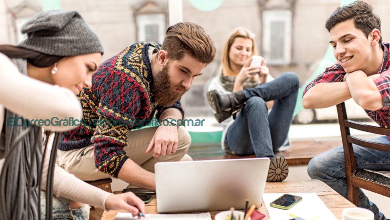 El 23% de los millennials argentinos fueron o son nómades digitales El 23% de los millennials argentinos fueron o son nómades digitalesEquipo de personas creativas tomando un descanso y usando la computadora.