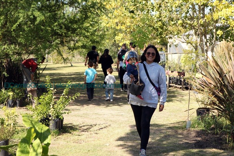 En el Dia de la Tierra entregaron arboles nativos en el Parque Ecologico 2