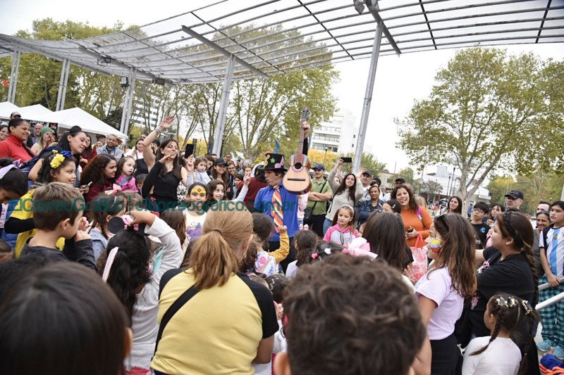 La cultura venezolana congregó a más de 25 mil personas en Plaza Malvinas La cultura venezolana congrego a mas de 25 mil personas en Plaza Malvinas 3
