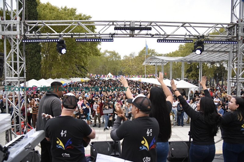 La cultura venezolana congregó a más de 25 mil personas en Plaza Malvinas La cultura venezolana congrego a mas de 25 mil personas en Plaza Malvinas 7