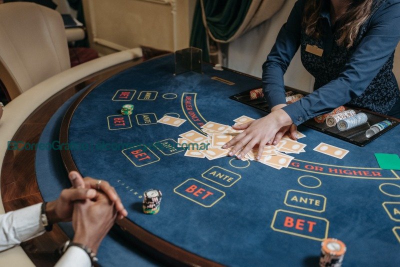 La emoción de jugar al baccarat en línea: descubre la elegancia del juego A Woman Dealer Holding Cards