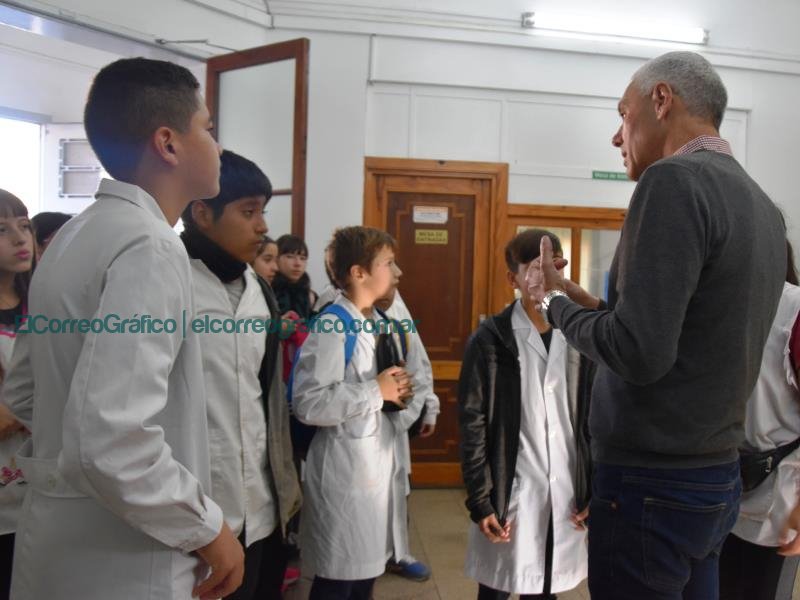 Cagliardi en modo tour courier la Escuela Primaria Nº3 visitaron el Municipio 13