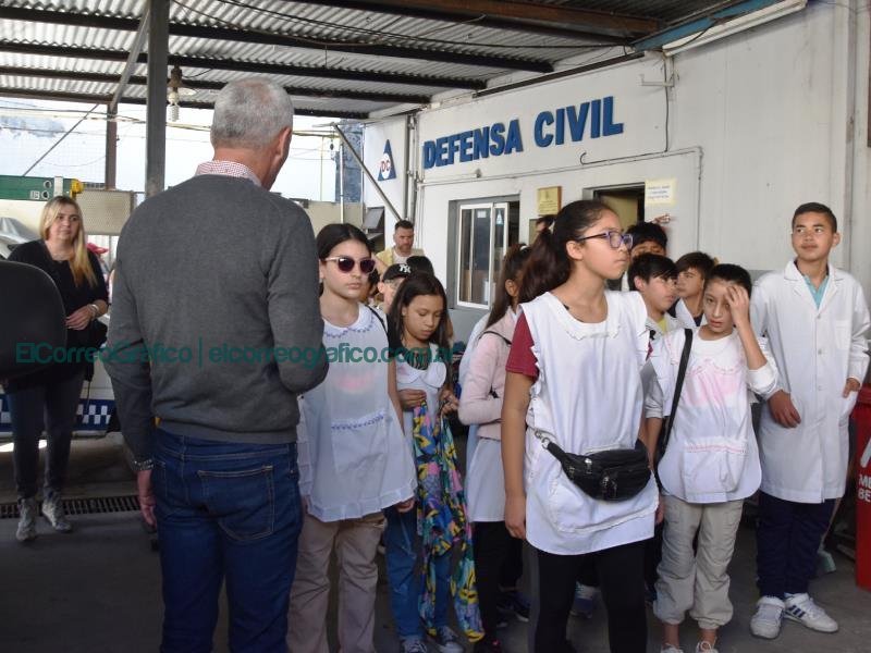 Cagliardi en modo tour courier la Escuela Primaria Nº3 visitaron el Municipio 14