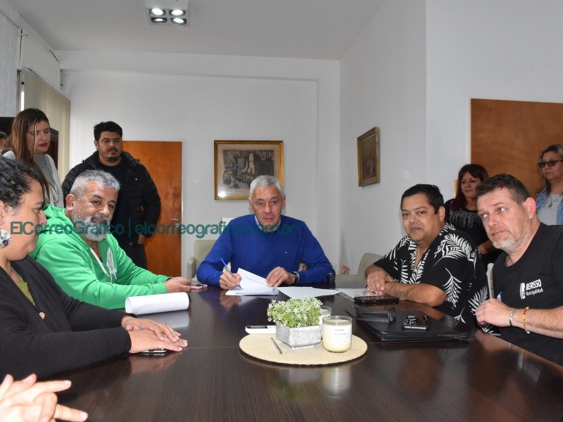 Cagliardi firmó acuerdo de paritaria con los Municipales 1