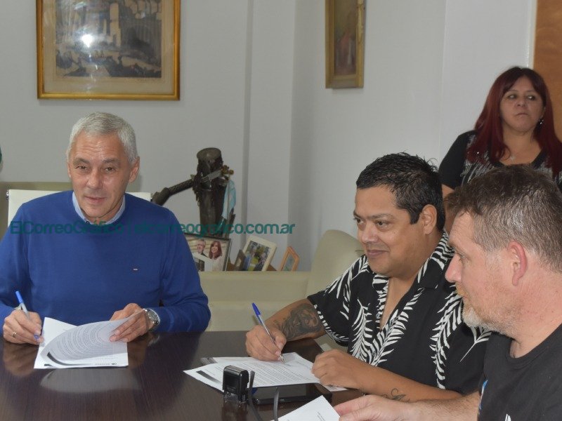 Cagliardi firmó acuerdo de paritaria con los Municipales 2