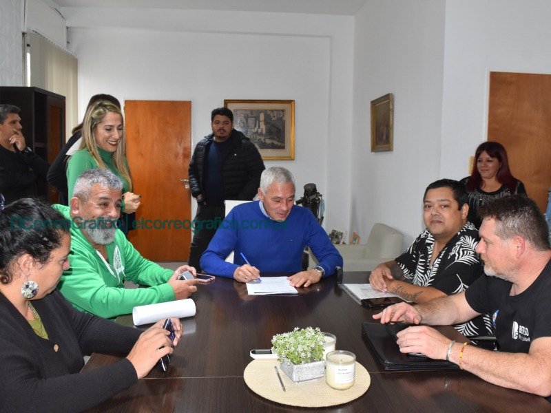 Cagliardi firmó acuerdo de paritaria con los Municipales en 3 cuotas Cagliardi firmó acuerdo de paritaria con los Municipales 3