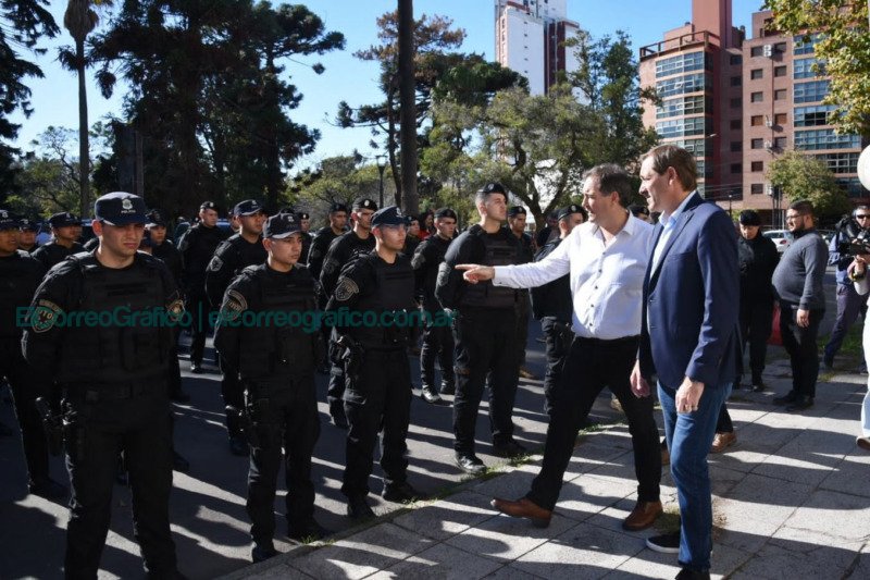 Garro en la presentación de nuevos móviles y efectivos para La Plata 2