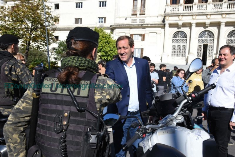 Garro en la presentación de nuevos móviles y efectivos para La Plata 3