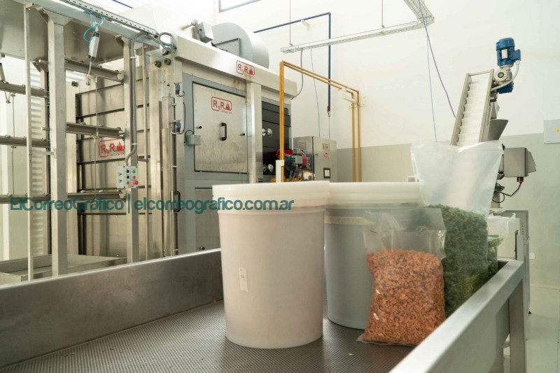 Garro y Armengol en la planta de alimentos de la UNLP acuerdan ampliar asistencia a comedores 3