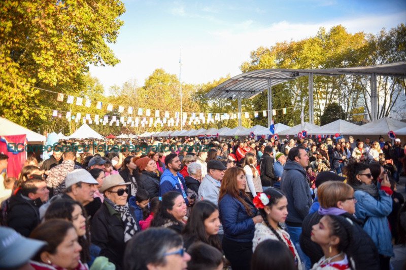 La colectividad paraguaya llenó de arte y gastronomía la plaza Islas Malvinas 1