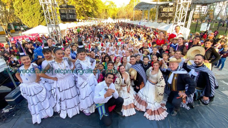 La Colectividad Paraguaya llenó de arte y gastronomía la plaza Islas Malvinas La colectividad paraguaya llenó de arte y gastronomía la plaza Islas Malvinas 2