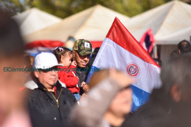 La colectividad paraguaya llenó de arte y gastronomía la plaza Islas Malvinas 3