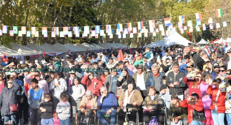 La colectividad paraguaya llenó de arte y gastronomía la plaza Islas Malvinas 5