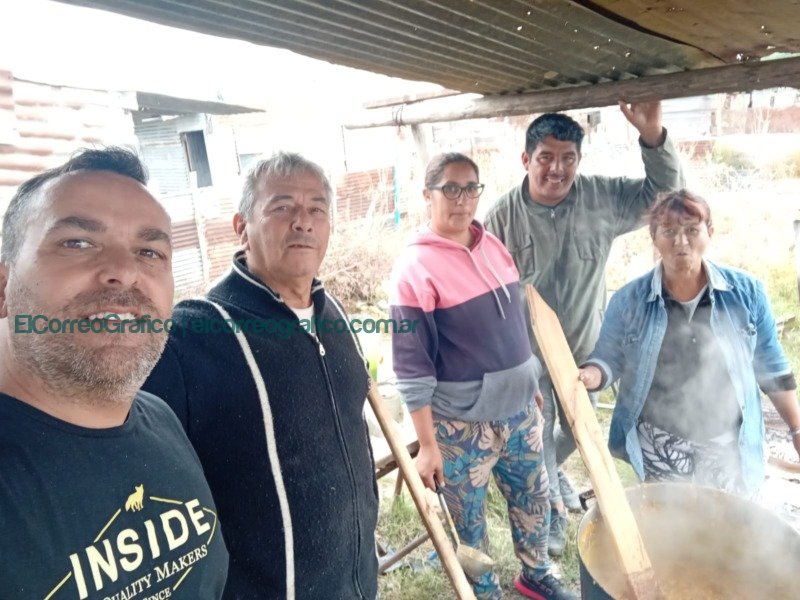 Pablo Swar llevó adelante un locro solidario con vecinos de Berisso 1