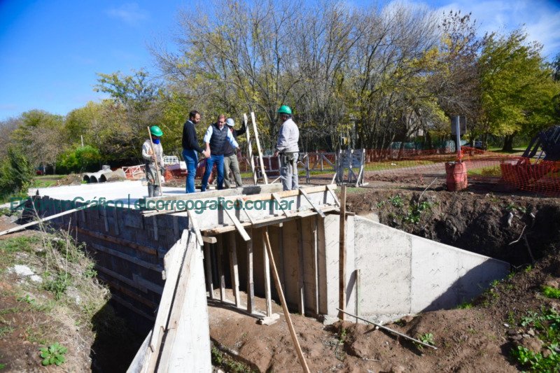 Se construye un nuevo puente vehicular y peatonal sobre el arroyo El Palito Se construye un nuevo puente vehicular y peatonal sobre el arroyo El Palito 4