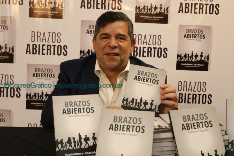 Claudio Romero presentó su libro Brazos abiertos, Todos somos migrantes 1