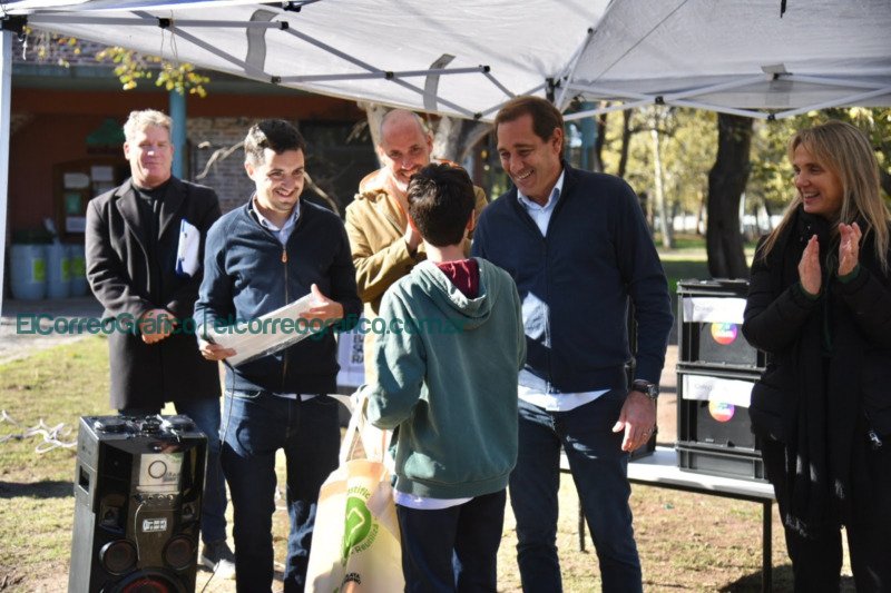 Garro entregó composteras a escuelas en el Día Mundial del Ambiente Garro entregó composteras a escuelas en el Día Mundial del Ambiente 1