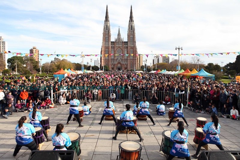 Más de 60 mil personas disfrutaron de gastronomía, música y danzas japonesas en Plaza Moreno Más de 60 mil personas disfrutaron de gastronomía, música y danzas japonesas en Plaza Moreno
