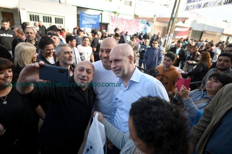 Rodríguez Larreta acompañó a la militancia, que desplegó mesas en esquinas de Buenos Aires y todo el país Rodríguez Larreta acompañó a la militancia, que desplegó mesas en esquinas de Buenos Aires y todo el país 3