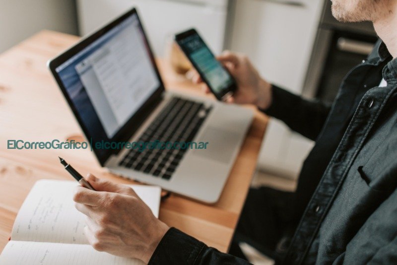 Foto de persona con teléfono móvil Potencia tu gestión de clientes con Kommo CRM: la solución todo en uno