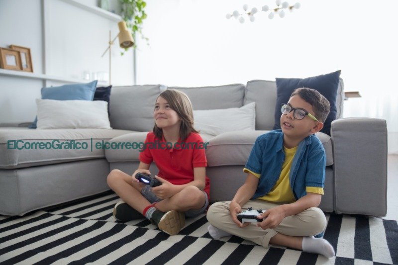 Juegos de 2 para niños: Diversión con el proyecto Friv5Online Juegos de 2 para niños: Diversión con el proyecto Friv5Online Dos niños sentados en una alfombra de rayas