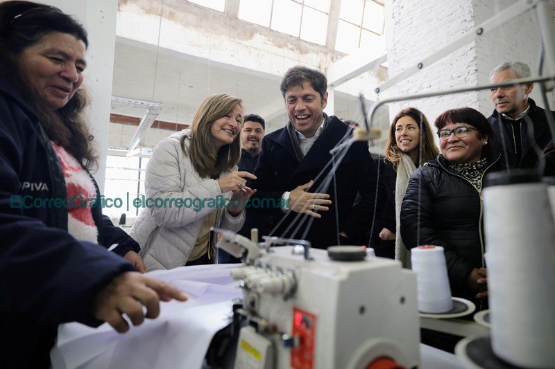 Cagliardi, Kicillof y Grabois pasearon por la Cooperativa Textil Villa Argüello 1