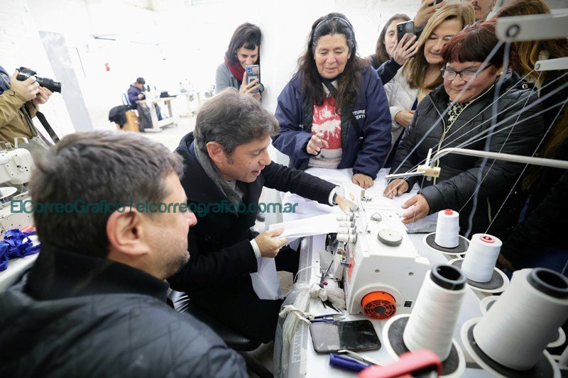 Cagliardi, Kicillof y Grabois pasearon por la Cooperativa Textil Villa Argüello 2