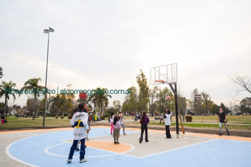 Ya se puede practicar básquet y fútbol tenis en las nuevas canchas que instaló el Municipio 1