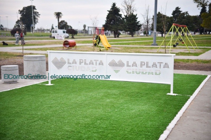 Ya se puede practicar básquet y fútbol tenis en las nuevas canchas que instaló el Municipio 2