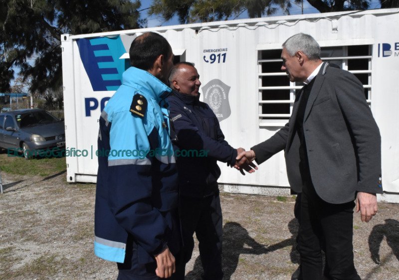 Cagliardi inauguró un container de control policial en El Carmen Cagliardi inauguró un container de control policial en El Carmen 3