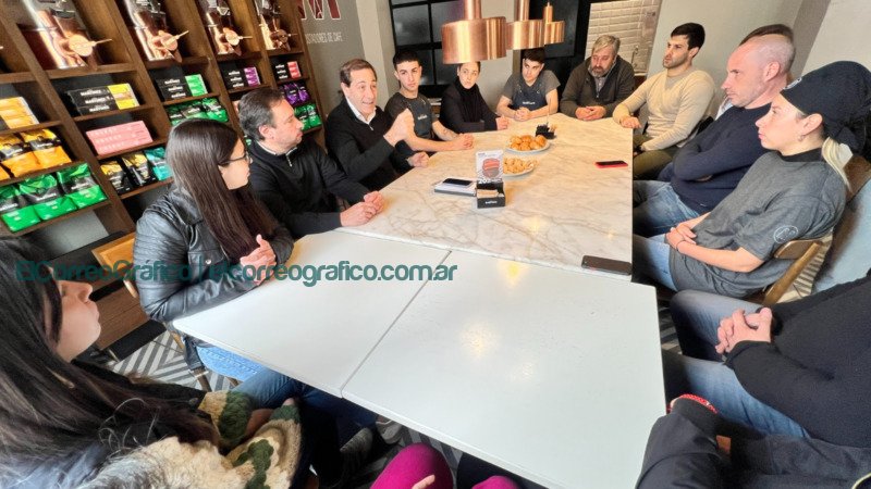 Julio Garro mantuvo un encuentro con jóvenes que consiguieron su primer trabajo tras la Expo Empleo Garro mantuvo un encuentro con jóvenes que consiguieron su primer trabajo tras la Expo Empleo 3