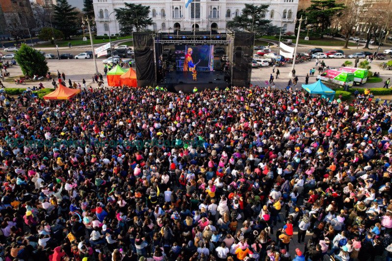 Más de 700 mil vecinos y turistas coparon La Plata Más de 700 mil vecinos y turistas coparon La Plata 01