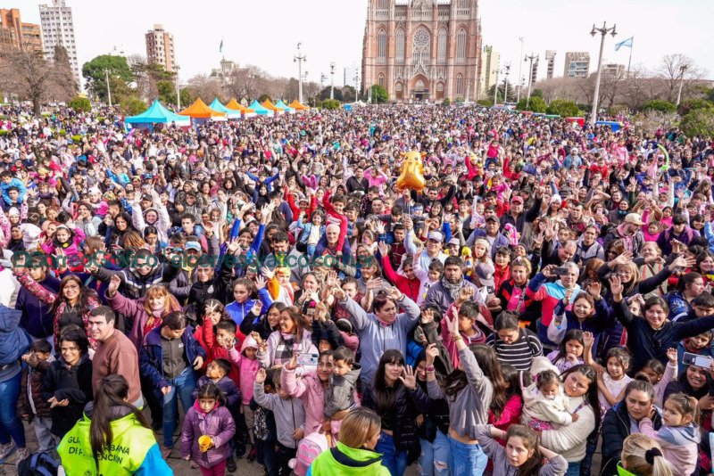 Más de 700 mil vecinos y turistas coparon La Plata 02