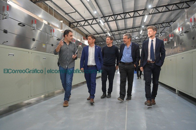 Kicillof en la planta de baterías de litio en La Plata Kicillof en la planta de baterías de litio en La Plata 2