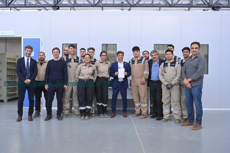 Kicillof en la planta de baterías de litio en La Plata 6