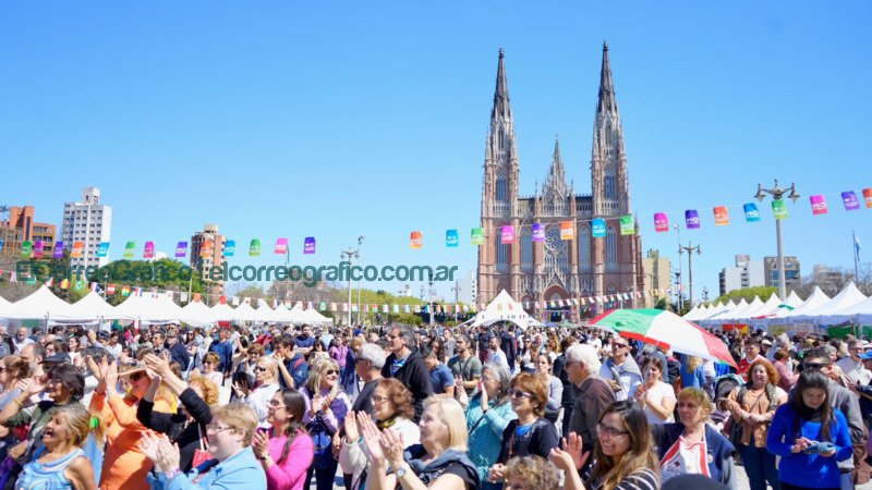 La Plata Celebra La colectividad italiana brindó un festín de arte y gastronomía en la plaza Moreno 1